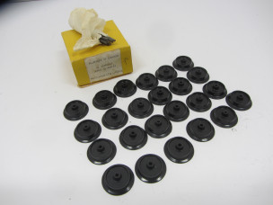 24 Postwar Hornby Gauge 0 Plastic Wheels with Axles Boxed
